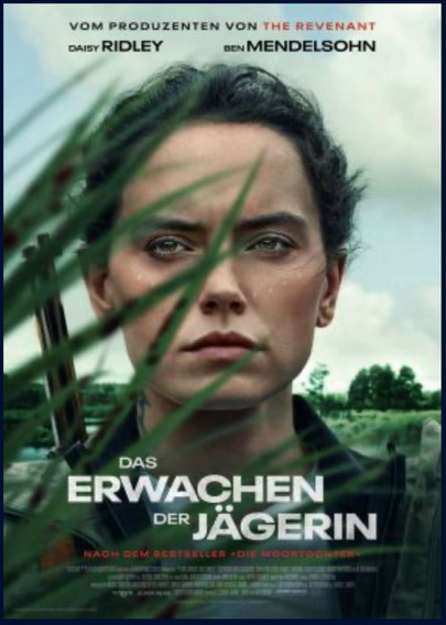 Filmplakat mit einer Nahaufnahme einer Frau, die intensiv in die Kamera blickt, wobei grünes Laub ihr Gesicht teilweise verdeckt. Der Text enthält die Namen Daisy Ridley und Ben Mendelsohn und den Titel "Das Erwachen der Jägerin"