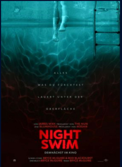 Filmplakat für "Night Swim" mit einer bedrohlichen Unterwasseransicht einer Person mit baumelnden Beinen und einer Leiter in der Nähe, mit Textüberlagerung in Deutsch.