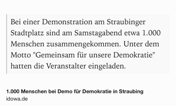 Text Shot: Bei einer Demonstration am Straubinger Stadtplatz sind am Samstagabend etwa 1.000 Menschen zusammengekommen. Unter dem Motto "Gemeinsam für unsere Demokratie" hatten die Veranstalter eingeladen.