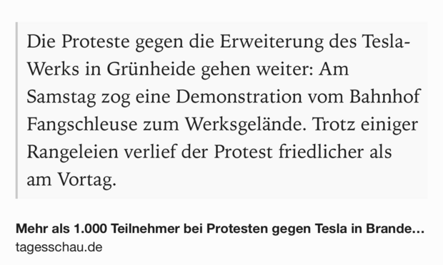 Text Shot: Die Proteste gegen die Erweiterung des Tesla-Werks in Grünheide gehen weiter: Am Samstag zog eine Demonstration vom Bahnhof Fangschleuse zum Werksgelände. Trotz einiger Rangeleien verlief der Protest friedlicher als am Vortag.